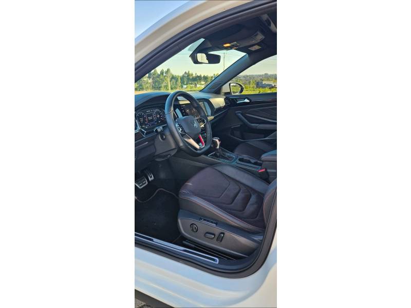 VOLKSWAGEN - JETTA - 2023/2023 - Branca - R$ 208.900,00