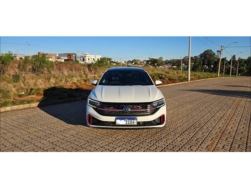 VOLKSWAGEN - JETTA - 2023/2023 - Branca - R$ 208.900,00