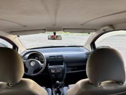 VOLKSWAGEN - FOX - 2005/2006 - Vermelha - R$ 21.900,00