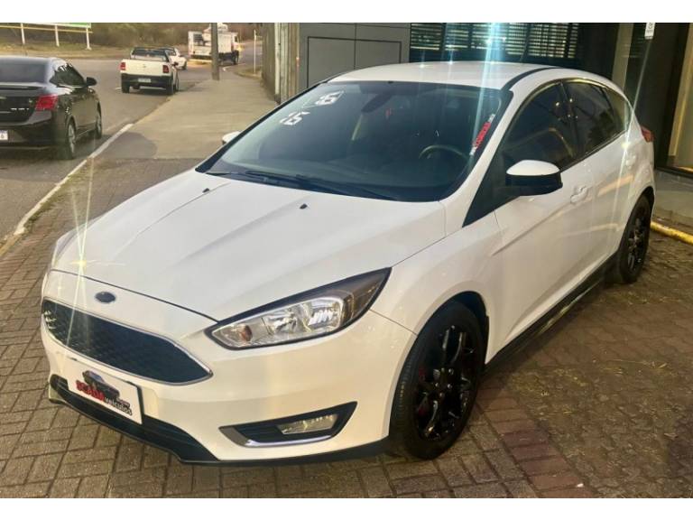 FORD - FOCUS - 2016/2016 - Branca - R$ 63.900,00