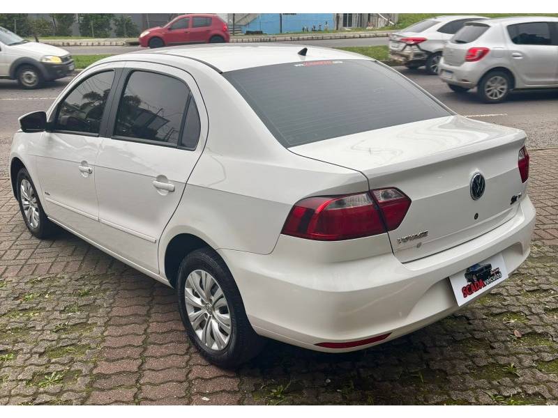 VOLKSWAGEN - VOYAGE - 2012/2013 - Branca - R$ 40.900,00
