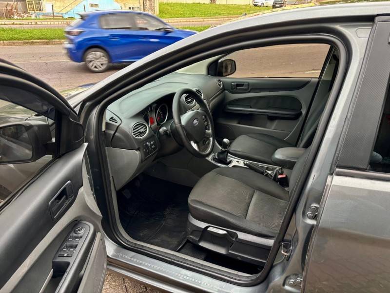 FORD - FOCUS - 2013/2013 - Cinza - R$ 35.900,00